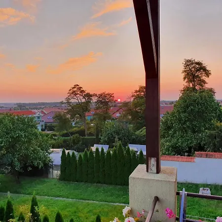 Nejklidnejsi Spanek S Vyhlidkou Vyhradne Pro Nekuraky - Vistaria - Na Hradbach 5 Homestay Mikulov