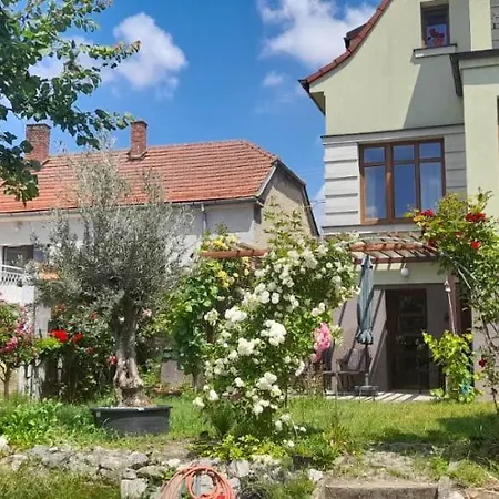Nejklidnejsi Spanek S Vyhlidkou Vyhradne Pro Nekuraky - Vistaria - Na Hradbach 5 *